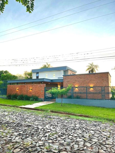 Foto Casa en Venta en Encarnación, Itapúa - U$D 210.000 - CAV2556 - BienesOnLine